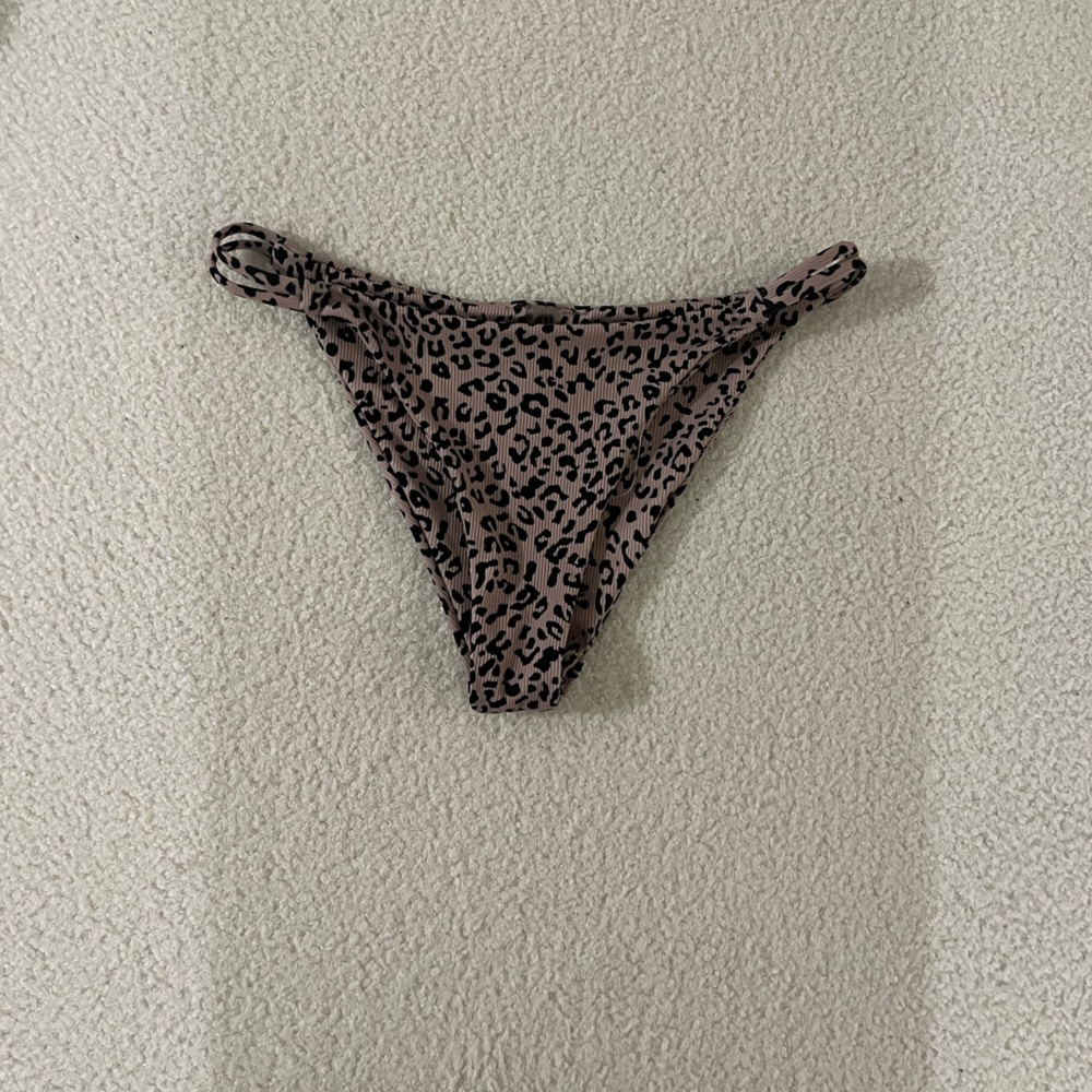 Animal print bikini bottoms 🐾